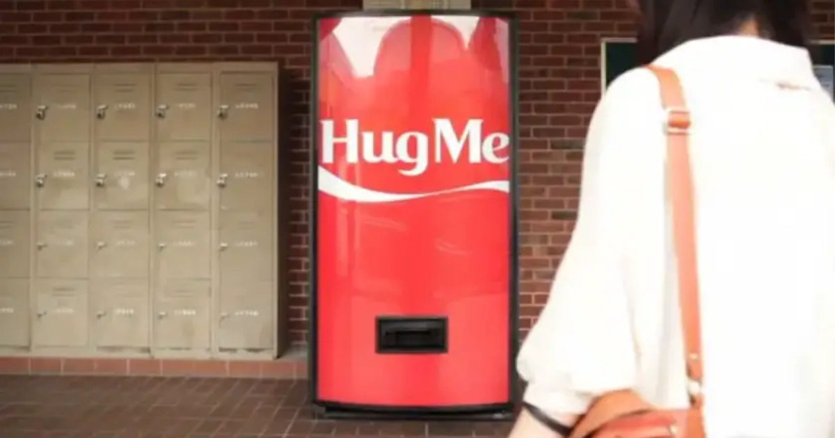 Hug Me Machine 20 Screenshot From Video